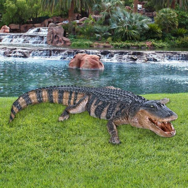Design Toscano Stalking Swamp Predator: Alligator Garden Statue NE80142